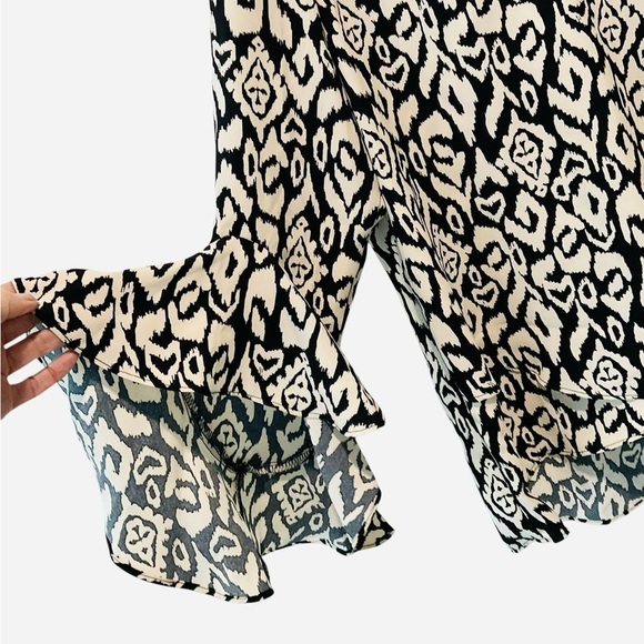 Vince Camuto Womens Pullover V-Neck Top Black Ivory Polyester Bell Sleeves Med - Picture 2 of 4